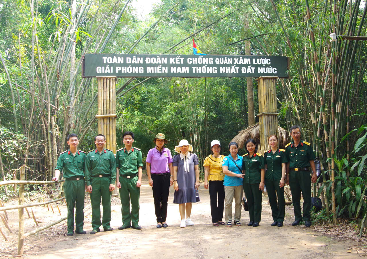 Hội Phụ nữ cơ sở Trung tâm Chuyển giao công nghệ mới tổ chức hoạt động về nguồn nhân kỷ niệm 94 năm ngày thành lập Hội Liên hiệp Phụ nữ Việt Nam (20/10/1930 – 20/10/2024)